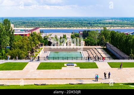 VOLGOGRAD, RUSSIA - 26 MAGGIO 2019: Popoli in un parco sul complesso memoriale di Mamayev kurgan. Foto Stock