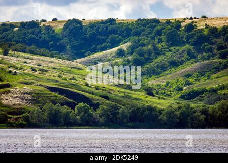 Vista panoramica del fiume Don e colline, pendii, steppa costa, burrone, burrone su una riva. Foto Stock