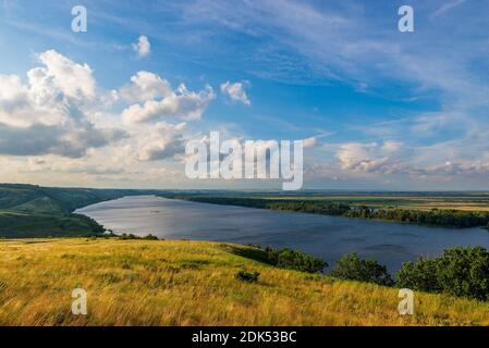 Vista panoramica del fiume Don e colline, pendii, steppa costa, burrone, burrone su una riva. Foto Stock