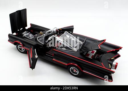 Batmobile pressofuso isolato su sfondo bianco. Replica di Batmobile in scala 1:18 dalla serie TV di Batman 1966 Foto Stock