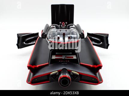 Batmobile pressofuso isolato su sfondo bianco. Replica di Batmobile in scala 1:18 dalla serie TV di Batman 1966 Foto Stock