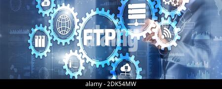 Uomo d'affari che preme il touch screen FTP. Concetto IT blu Foto Stock