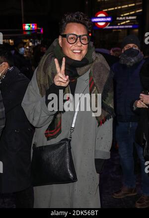 GOK WAN partecipa alla Press Night per un canto di Natale al Dominion Theatre di Londra. Foto Stock