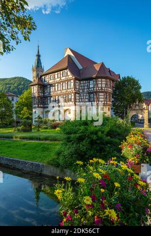 Germania, Baden-Wuerttemberg, città di Bad Urach, palazzo residenziale di Urach con St, Amandus torre della chiesa Foto Stock