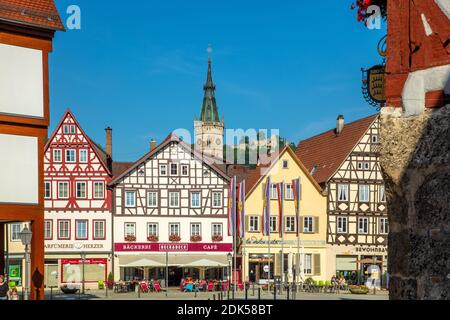 Germania, Baden-Wuerttemberg, città di Bad Urach, vista sulla piazza del mercato con la chiesa torre St, Amandus e il castello di Urach Foto Stock