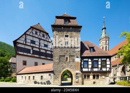 Germania, Baden-Wuerttemberg, città di Bad Urach, castello residenziale di Urach con la chiesa torre St, Amandus Foto Stock