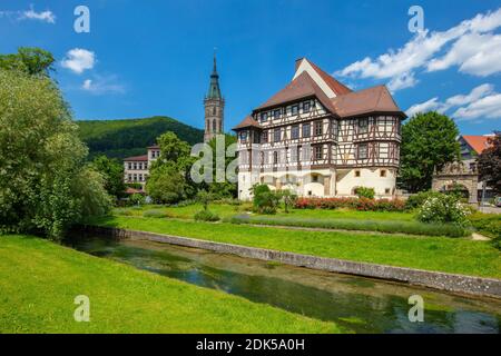 Germania, Baden-Wuerttemberg, città di Bad Urach, palazzo residenziale di Urach con St, Amandus torre della chiesa Foto Stock