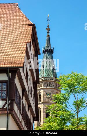 Germania, Baden-Wuerttemberg, città di Bad Urach, chiesa torre St, Amandus con parti del palazzo residenziale di Urach Foto Stock