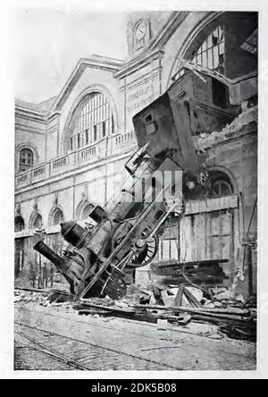 Il deragliamento di Montparnasse avvenne il 22 ottobre 1895 quando il Granville-Paris Express superò la fermata buffer alla stazione Gare Montparnasse di Parigi. Foto Stock