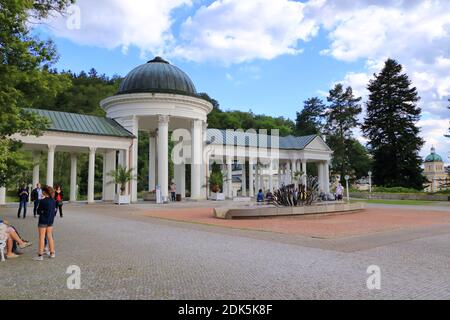 Luglio 13 2020 Marianske Lazne/Marienbad / Repubblica Ceca: Il padiglione di primavera Karolina nella famosa Spa Foto Stock