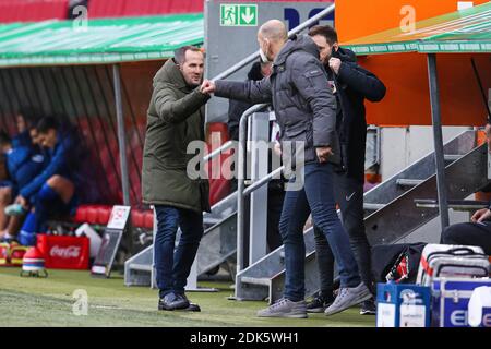 Primo: 13.12.2020 Fuvuball: Calcio: 1 Bundesliga, stagione 2020/21 FC Augusta - FC Schalke 04 allenatore Manuel Baum (Schalke 04) e allenatore Heiko Herrlich (FC Augsburg) prima della partita al Grevºvuung. Foto: Max Ellerbrake/firo/pool | utilizzo in tutto il mondo Foto Stock