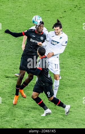 Leverkusen, BayArena, 13.12.20: Edmond Tapsoba (Bayer 04 Leverkusen) (L) gegen Florian Grillitsch (Hoffenheim) im Spiel 1. Bundesliga Bayer 04 Leverku Foto Stock