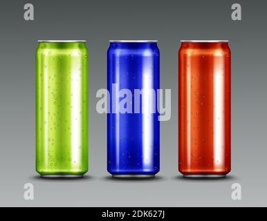 Lattine di alluminio con soda fredda o birra e gocce d'acqua di condensazione. Vettore realistico mockup di lattine di metallo blu, verde e rosso per bevande e bevande isolate su sfondo grigio Illustrazione Vettoriale