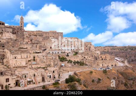 Una splendida vista sui quartieri Sassi di case rupestri e caverna a Matera, Italia Foto Stock