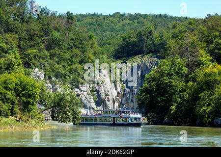 Germania, Baviera, Weltenburg. Navi da passeggeri a bordo e nella gola del Danubio. Foto Stock