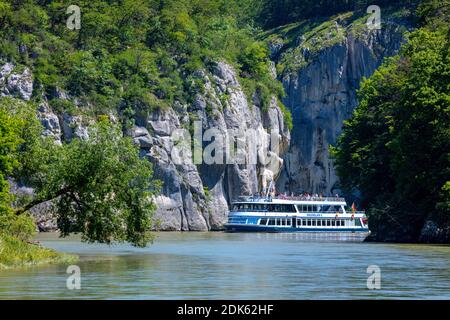 Germania, Baviera, Weltenburg. Navi da passeggeri a bordo e nella gola del Danubio. Foto Stock
