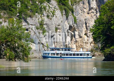 Germania, Baviera, Weltenburg. Navi da passeggeri a bordo e nella gola del Danubio. Foto Stock
