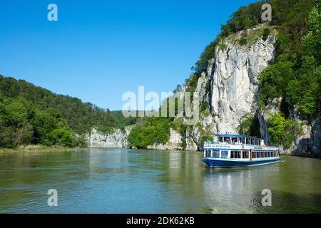 Germania, Baviera, Weltenburg. Navi da passeggeri a bordo e nella gola del Danubio. Foto Stock