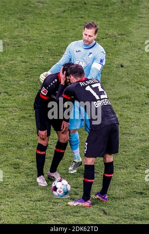 Leverkusen, BayArena, 13.12.20: Nadiem Amiri (Bayer 04 Leverkusen) (L) und Lucas Alario (Bayer 04 Leverkusen) beraten sich vor dem Elfmeterschuss gege Foto Stock