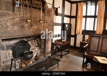 La pentola di cottura sul focolare nel Museo della Vecchia Casa, Hereford, Herefordshire, Regno Unito Foto Stock