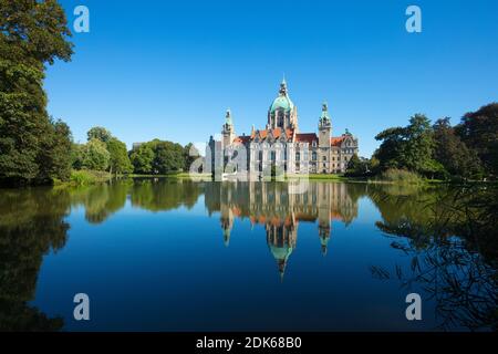 Germania, bassa Sassonia, capitale dello stato Hannover, nuovo Municipio al Maschteich con Maschpark Foto Stock