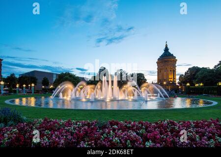 Deutschland, Baden-Württemberg, Stadt Mannheim.rund um den Wasserturm am Friedrichsplatz Foto Stock