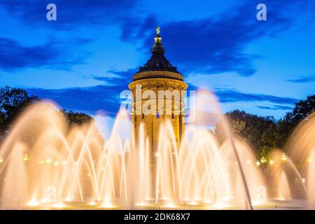 Deutschland, Baden-Württemberg, Stadt Mannheim. Rund um den Wasserturm am Friedrichsplatz Foto Stock