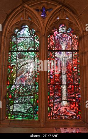 Moderna vetrate di Tom Denny nella Cattedrale di Hereford, Hereford, Herefordshire, Regno Unito Foto Stock