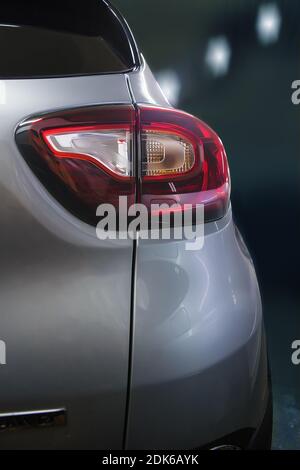 Auto luci per strada notturne posteriori closeup Foto Stock