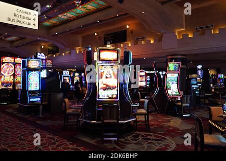 Slot Machines all'Excalibur Hotel & Casino, domenica 13 dicembre 2020, a Las Vegas. Foto Stock