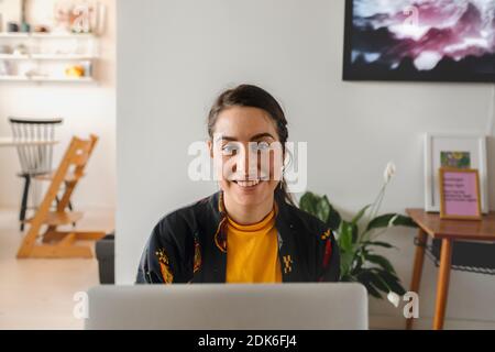 Donna con notebook Foto Stock