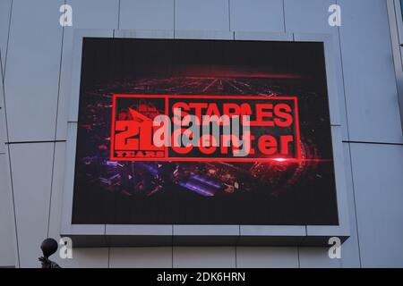 Un cartello del marchese presso lo Staples Center, lunedì 14 dicembre 2020, a Los Angeles. Foto Stock