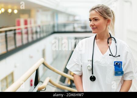 Medico donna che guarda lontano Foto Stock