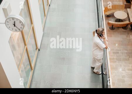 Medico donna al telefono Foto Stock