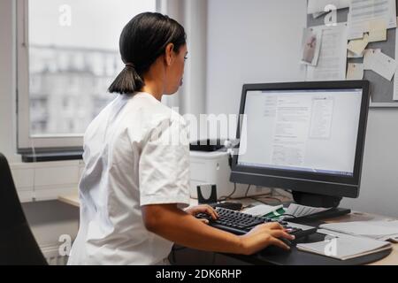 Medico di usare il computer in ufficio Foto Stock