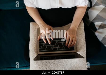 Womans le mani sulla tastiera del notebook Foto Stock