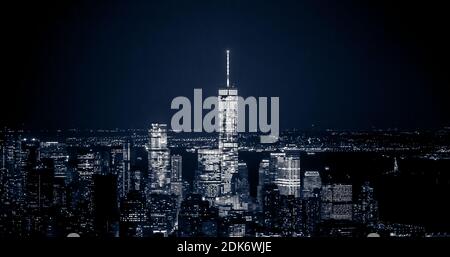 Vista panoramica mozzafiato e aerea di Manhattan, New York City di notte. Splendidi, illuminati, edifici futuristici. Torre della libertà, Lady Liberty Foto Stock