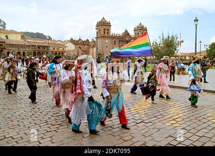 Peruviana Parata di bei costumi tradizionali con Bandiera Arcobaleno (Bandiera ufficiale della Città di Cusco), tenutasi il 6 maggio 2018 a Plaza de Armas, Cusco, Perù Foto Stock