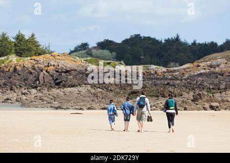 Escursione in famiglia all'isola marea Ebihens vicino a Saint Malo in Bretagna, Francia. Foto Stock