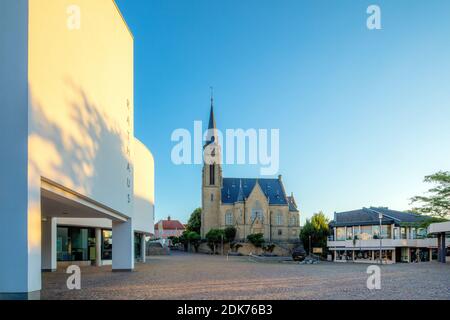 Germania, Baden-Wuerttemberg, Bad Rappenau. Piazza della Chiesa con il municipio e la chiesa cittadina Foto Stock