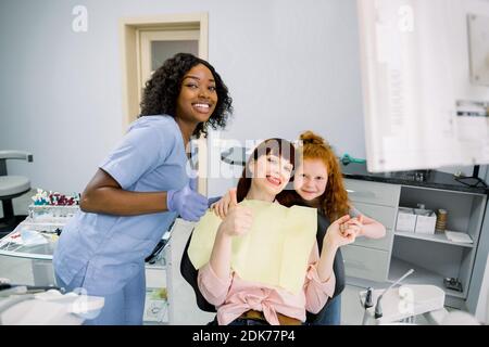 Il bambino al dentista nella sedia mostra il suo denti nello specchio Foto  stock - Alamy