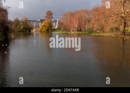 St James Park Lake, preso dal ponte che guarda a Buckingham Palace, St James Park, Westminster, Londra, Regno Unito Foto Stock