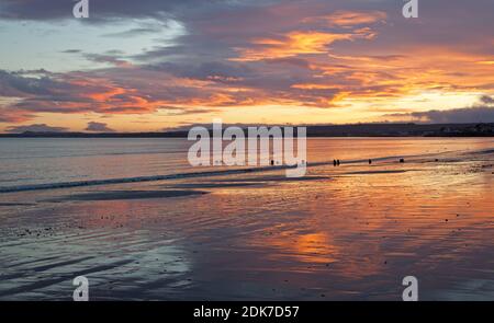 Portobello, Edimburgo, Scozia, Regno Unito. 15 dicembre 2020. Cielo fiery all'alba sulla riva del Firth of Forth. Credit: Arch White/Alamy Live News. Foto Stock