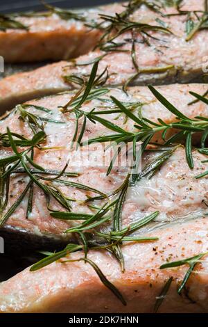 Al forno salmoni con rosmarino Foto Stock