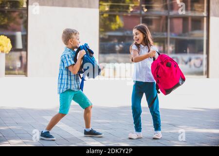 Facciamo uno zaino lotta dopo le lezioni di scuola Foto Stock