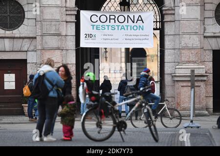 Foto argomento Stazione di prova Corona a Odeonsplatz / residenza d'ingresso il 14 dicembre 2020. Persone in attesa, persone di fronte a una stazione di test corona, stazione di test, centro di test, centro di test corona. Test rapido senza appuntamento, PCR o test antigene rapido. | utilizzo in tutto il mondo Foto Stock