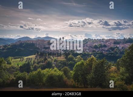 Skyline della città di Urbino e paesaggio rurale. Sito patrimonio dell'umanità dell'UNESCO. Regione Marche, Italia, Europa. Foto Stock