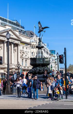 Londra, UK, 1 aprile 2012 : Eros il dio greco della statua d'amore in Piccadilly Circus pieno di turisti che è una destinazione turistica popolare attrr Foto Stock