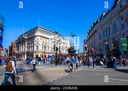 Londra, UK, 1 aprile 2012 : Eros il dio greco della statua d'amore in Piccadilly Circus pieno di turisti che è una destinazione turistica popolare attrr Foto Stock