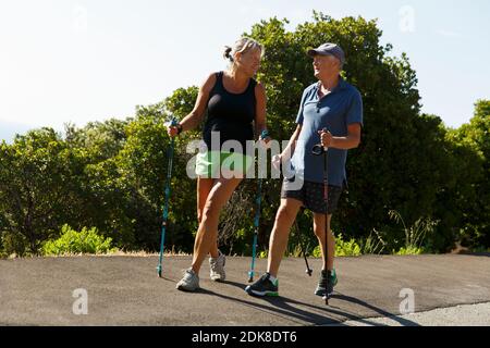 Coppia nordic walking Foto Stock